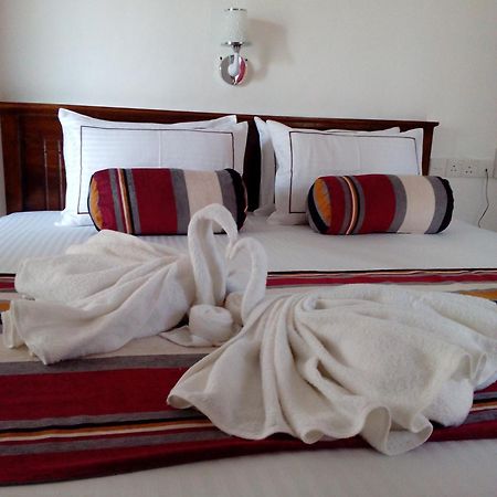 אנוראדפורה Hotel Moonstone מראה חיצוני תמונה