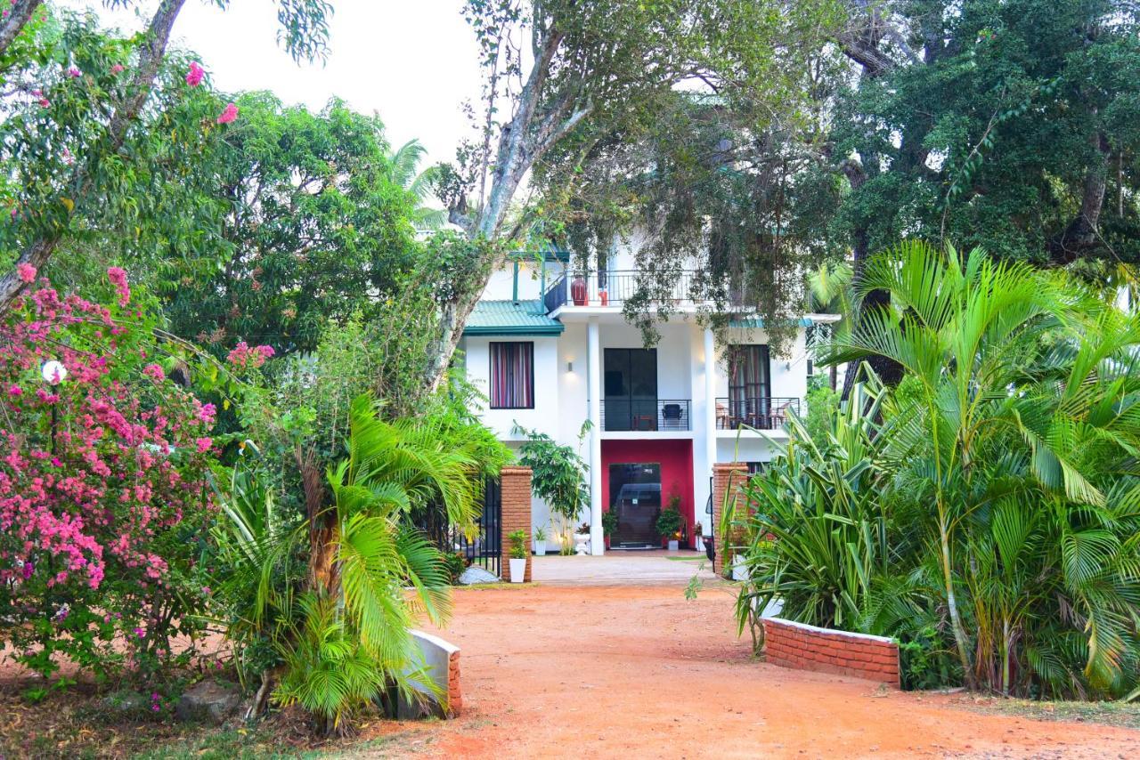אנוראדפורה Hotel Moonstone מראה חיצוני תמונה