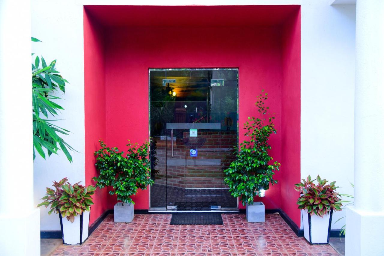 אנוראדפורה Hotel Moonstone מראה חיצוני תמונה