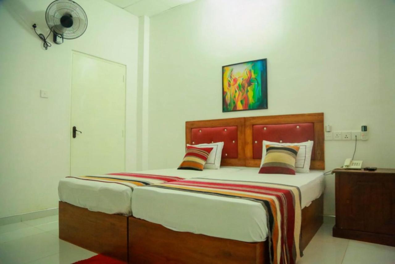 אנוראדפורה Hotel Moonstone מראה חיצוני תמונה