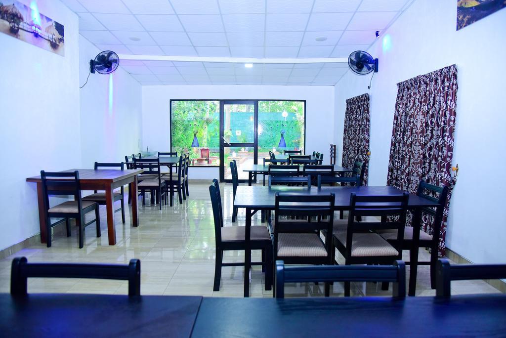 אנוראדפורה Hotel Moonstone מראה חיצוני תמונה