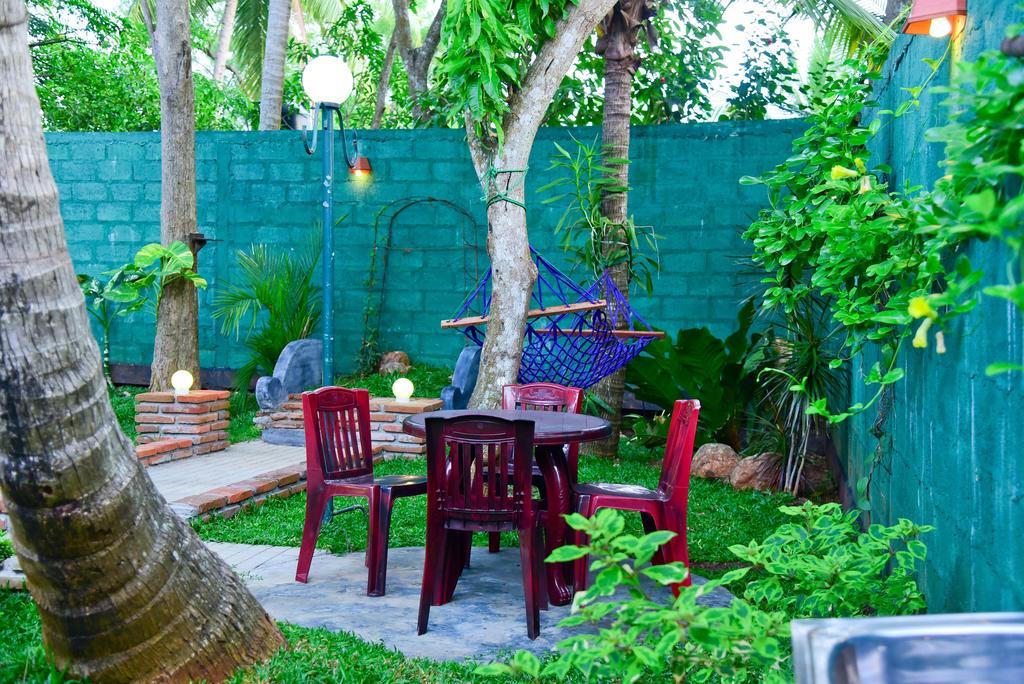 אנוראדפורה Hotel Moonstone מראה חיצוני תמונה