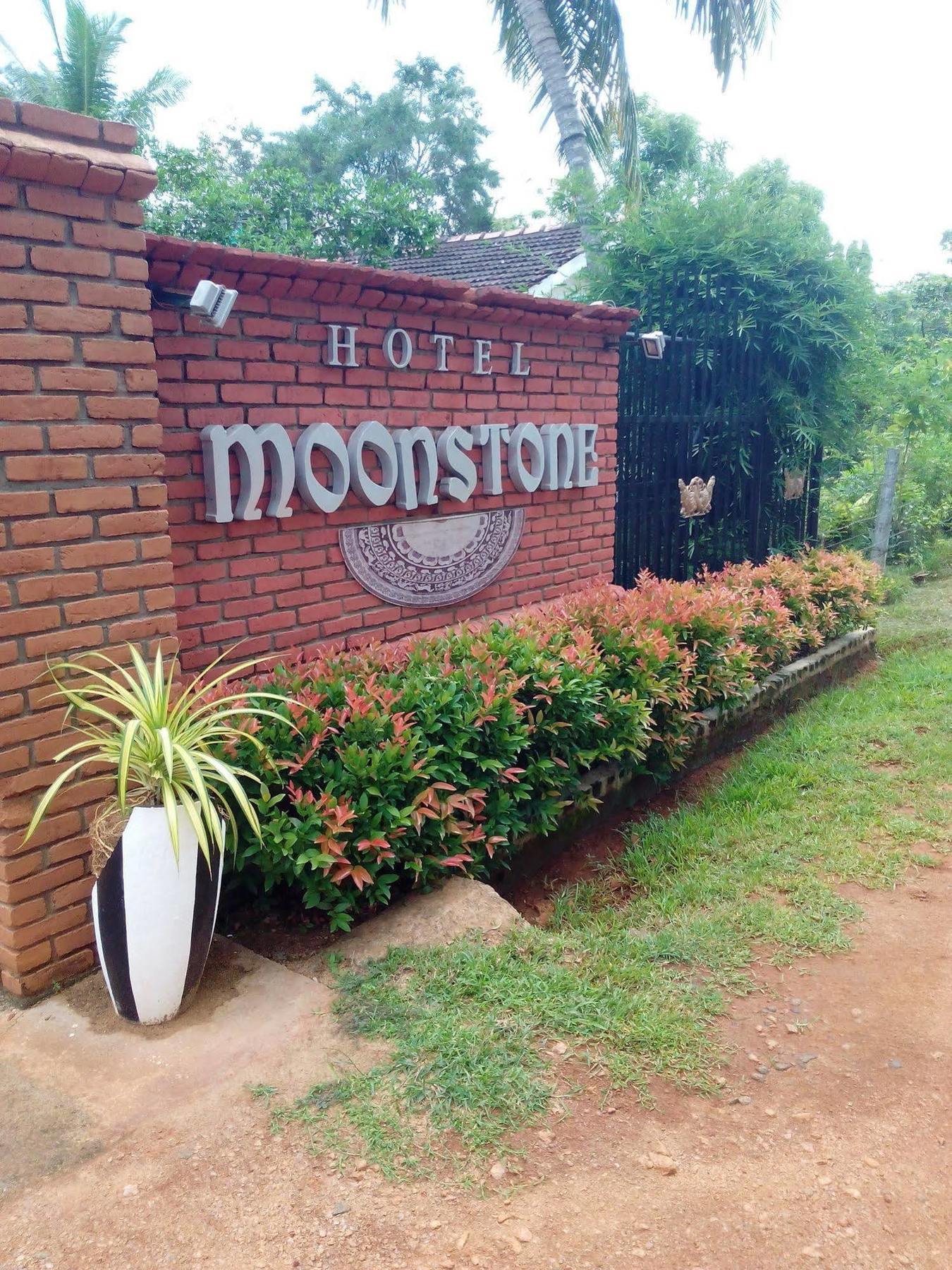אנוראדפורה Hotel Moonstone מראה חיצוני תמונה
