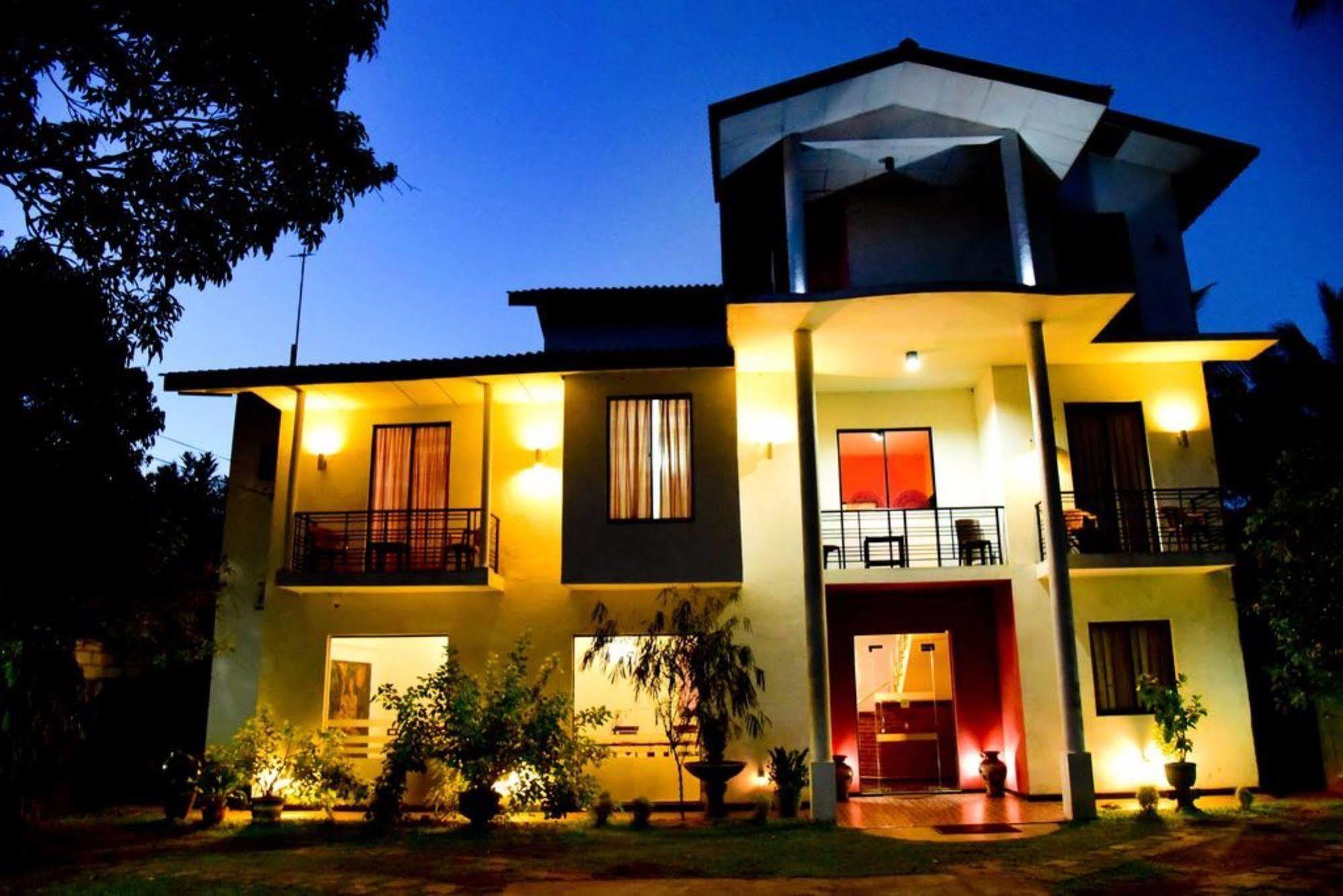 אנוראדפורה Hotel Moonstone מראה חיצוני תמונה