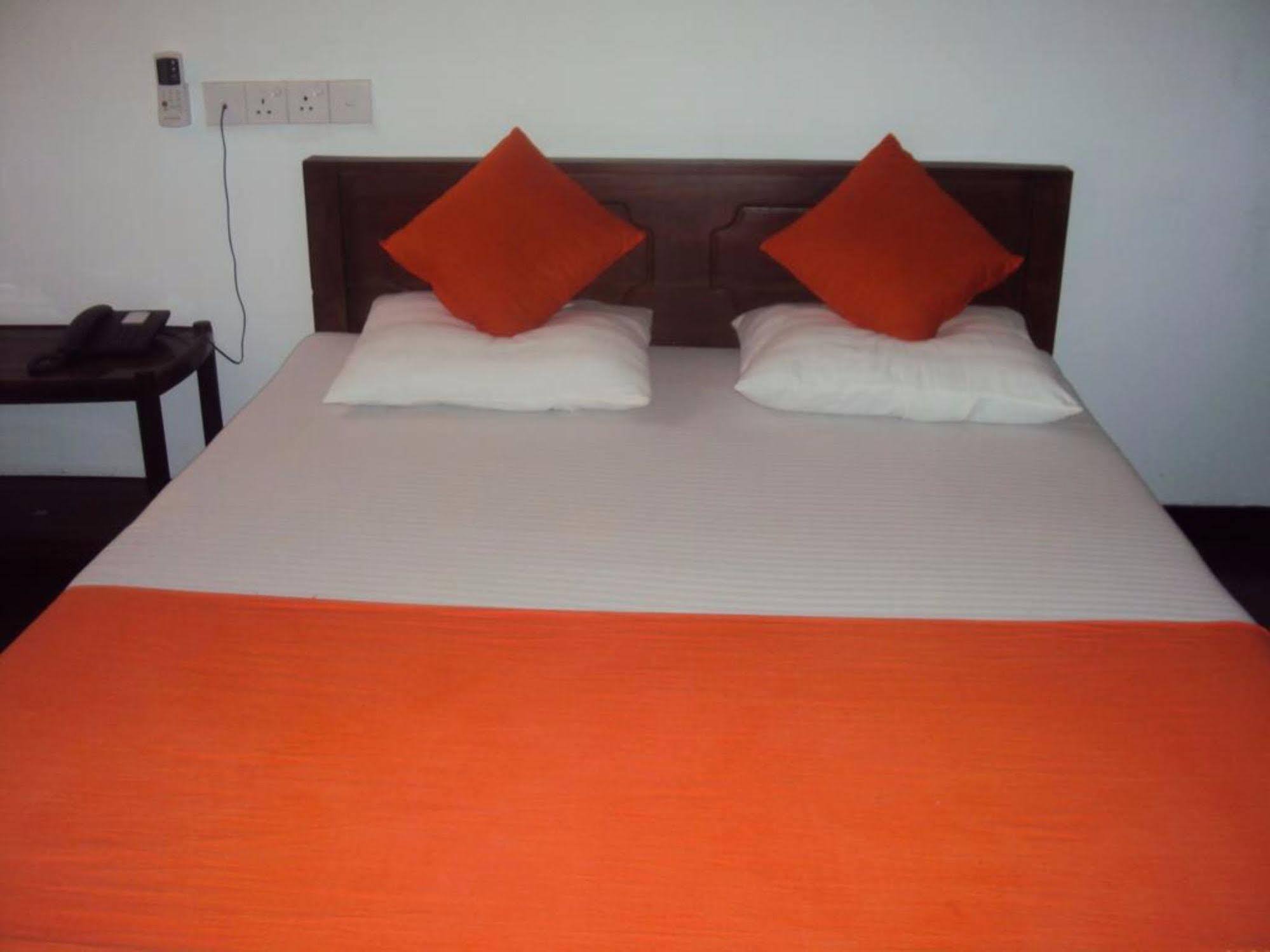 אנוראדפורה Hotel Moonstone מראה חיצוני תמונה